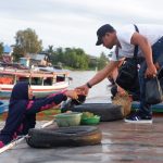 Kabag Humas Setda Fakfak, Christian Ubra saat bertransaksi di Pasar Terapung Lok Baintan, Banjarmasin, Kalsel, Fto Rustam Rettob/mataradarindonesia.com