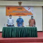 Ketua Bawaslu Fakfak, Fachry Tukwain, Koodinator Divisi SDM Organisasi Data dan Informasih, Yanpith Kambu, S.AP dan Koordinator Sekretariat Bawaslu Kabupaten Fakfak, foto : rustam rettob/mataradarindonesia.com