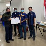 Terlihat, Ketua DPW Partai NasDem Papua Barat, Dominggus Mandacan, Sekretaris DPW Partai NasDem Papua Barat, Rocky Mansawan, Bakal Calon Bupati Fakfak, Samaun Dahlan saat penyerahan rekomendasi jenis B1-KWK di kantor DPW Partai NasDem Papua Barat, foto : Istimewah