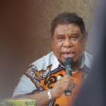Bupati Fakfak DR Mohammad Uswanas, M.Si meminta kepada Tim Gugus Tugas Covid-19 Fakfak untuk memantau akses masuk – keluar fakfak dengan tetap memperhatikan protokol kesehatan, untuk penumpang pesawat, mereka harus ber KTP Fakfak, menunjukkan hasil pemeriksaan Rapied Tes atau PCR dari petugas medis kepada petugas di bandara, : Gambar Ketua Harian Tim GusTus Covid -19 Fakfak, Drs H Alibaham Temongmere, MTP, foto : mataradarindonesia.com
