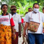 Samaun Dahlan (Calon Bupati Fakfak) saat berkunjung ke Kampung Torea untuk melakukan pertemuan dan Silaturahmi bersama warga disana, foto : rustam rettob/mataradarindonesia.com