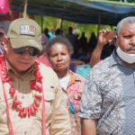 Safari Politik : Samaun Hegemur, (Batik) menerima lawatan Calon Bupati Fakfak, Samaun Dahlan – Clifford H Ndandarmana di Kampung Wambar, Distrik Fakfak Timur Tengah, Kabupaten Fakfak, foto ; rustam rettob/mataradarindonesia.com