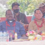Calon Bupati Fakfak, Samaun Dahlan, Calon Wakil Bupati Fakfak, Clifford H Ndandarmana, saat menghadiri acara silaturahmi dan safari politik di Kampung Wambar disambut ratusan warga disana, foto ; rustam rettob/mataradarindonesia.com