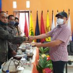 PENYERAHAN HASIL VERIFIKASI DUKUNGAN CALON BUPATI DAN WAKIL BUPATI FAKFAK JALUR PERSEORANGAN DARI KETUA KPU KABUPATEN FAKFAK, DHIURU DEKRY RADJLOA KEPADA KETUA BAWASLU FAKFAK, FACHRY TUKWAIN, foto ; rustam rettob/mataradarindonesia.com