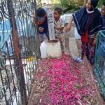 Makam almarhum Hanafi Rettob, terlihat istri tercinta, Fitri dan kedua putranya Achmad Rafly Retob dan Muhammad Risky Rettob,