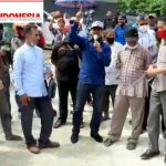 Untung Tamsil/Bakal Calon Bupati Fakfak Jalur Perseorangan, berjargon UTA_YOH saat berorasi didepan Kantor KPU Kabupaten Fakfak, selasa, (22/7), foto : rustam rettob / mataradarindonesia.com,