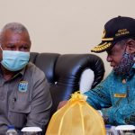 Sekda Kabupaten Fakfak, Drs H Alibaham Temongmere, MTP bincang-bincang dengan Gubernur Papua Barat dalam satu kesempatan belum lama ini di Fakfak, foto ; rustam rettob/mataradarindonesia.com