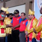 Ketua Kerukunan Masyarakat Kei Kabupaten Fakfak, Abner Putnarubun saat melakukan prosesi adat terhadap Samaun Dahlan dan Clifford H Ndandarmana, foto ; rustam rettob/mataradarindonesia.com