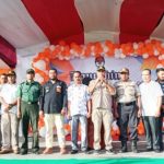 Ketua KPU Kabupaten Fakfak, Dihuru Dekry Radjaloa.SP didampingi Asisten Bidang Administrasi Umum Setda Kabupaten Fakfak, Girin. SE serta undangan melounching Maskot dan tahapan Pilkada 2020, foto : rustam rettob/mataradarindonesia.com