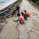Jalan berlubang melalui swadaya masyarakat mereka terpaksa memperbaiki dengan menggunakan campuran semen agar bisa menekan angka kecelakan saat melintasi jalan ini bagi masyarakat khususnya penggunaan kenderaan roda dua maupun roda empat, foto ; rustam rettob/mataradarindonesia.com