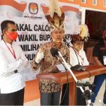 PASANGAN CALON BUPATI DAN WAKIL BUPATI FAFAK (UTA_YOH) SAAT MEMBERIKAN KONFERENSI PERS DI DEPAN KANTOR KPU FAKFAK, foto : rustam rettob/mataradarindonesia.com