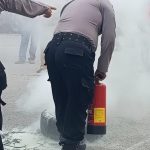 POLISI BERHASIL PADAMKAN API YANG BERSUMBER DARI BAN MOBIL BEKAS DAN DIBAKAR OLEH PESERTA AKSI DIHALAMAN KANTOR BUPATI FAKFAK, foto ; rustam rettob/mataradarindonesia.com