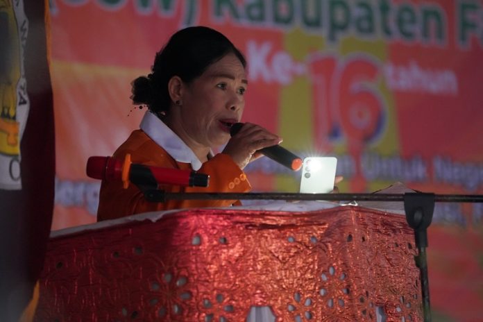 Ibu Ketua GOW Kabupaten Fakfak. Sri Voni Notanubun Dpnatus Nimbitkendik ketika membacakan sambutan pada HUT Ke016 GW Kabupaten Fakfak, Senin 9 Maret 2026 pagi. bertempat di Aula St Yosep Fakfak, foto rustam rettob/mataradarindonesia.com