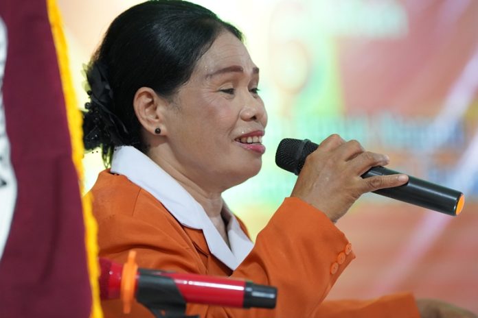 Ketua GOW Kabupaten Fakfak. Sri Voni Notanubun Donatus Nimbitkendik ketika memberikan sambutan pada pelaksanaan HUT Ke-16, Senin 9 Maret 2026 pagi, dihadiri Bupati dan Wakil Bupati fakfak. foto ; rustam rettob/mataradarindonesia.com