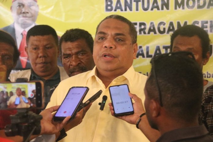 Amin Ngabalin, Ketua Fraksi Golkar yang juga adalah Ketua Bapemperda DPRD Provinsi Papua Barat saat melakukan suatu kegiatan di Fakfak belum lama ini, foto ; rustam rettob/mataradarindonesia.com