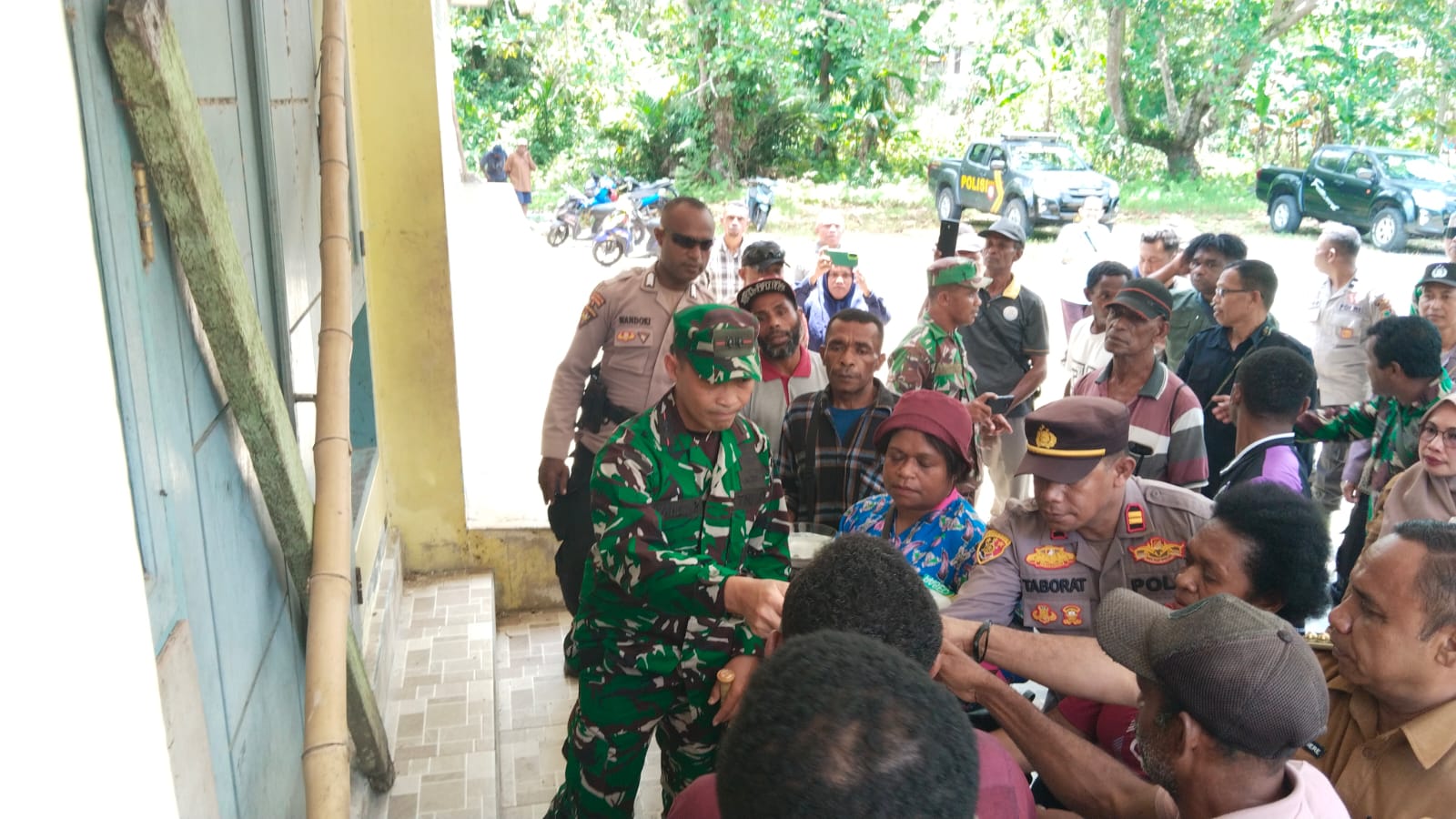 Proses palang kolam renang air besar detik-detik dibuka oleh Dandim 1803/Fakfak
