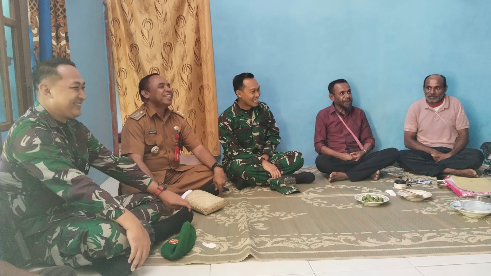 Sebelum palang dibuka diawali dengan prosesi adat oleh pemilik hak ulayat, masyarata adat dan warga setempat disakikan Dandim 1803/Fakfak
