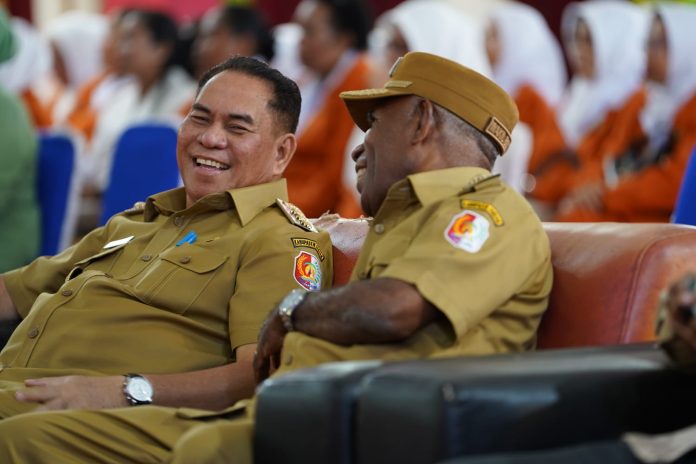 Bupati Fakfak. Samaun Dahlan dan Wakil Bupati Fakfak. Donatus Nimbitkendik dalam satu kesempatan belum lama ini di Fakfak, foto ; rustam rettob/mataradarindonesia.com