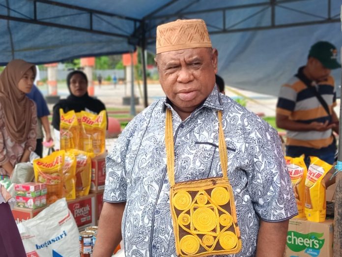 Sekda Papua Barat. Drs H Ali Baham Temogmere, MTP saat berada di lokasi pasar murah RTH jalan baru, foto ; rustam rettob/mataradarindonesia.com