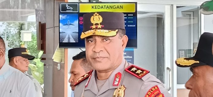 Kapolda Papua Barat, Irjen Pol. Alfred Papare, S.I.K ketika tiba di Bandara Siboru Fakfak - Papua Barat, Minggu, 22 Maret 2026 siang bersama Sekda Papua Barat. Ali Baham Temongmere, MTP. foto ; rustam rettob/mataradarindonesia.com
