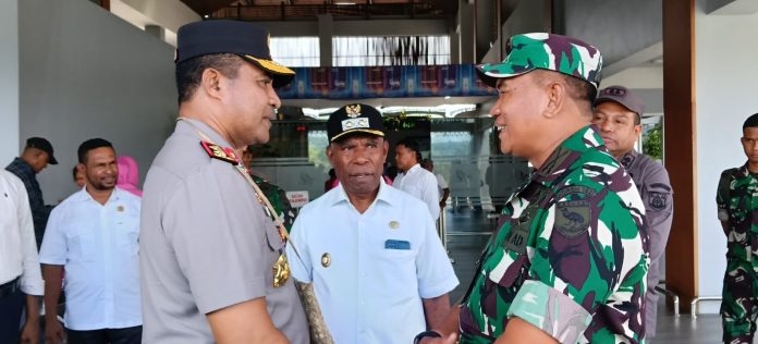 Bertemu di Bandara Siboru Fakfak, Tampak. Kapolda Papua Barat. Irjen Pol. Alfred Papare, S.I.K. Danrem 182/JO Fakfak. letkol Inf. Irwan Budiana, Wakil Bupati Fakfak. Donatus Nimbitkendik bincang-bincang sebelum tinggalkan bandara. foto ; rustam rettob/mataradarindonesia.com
