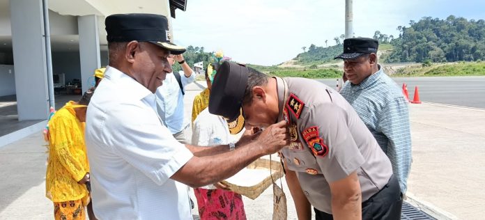 Wakil Bupati Fakfak. Donatus Nimbitkendik kalungkan tomang adat fakfak sebagai tanda prosesi adat penjemputan Kapolda Papua Barat. Irjen Pol. Alfred Papare, S.I.K di bandara Siboru Fakfak. Minggu, 22 Maret 2026 siang, foto ; rustam rettob/mataradarindonesia.com