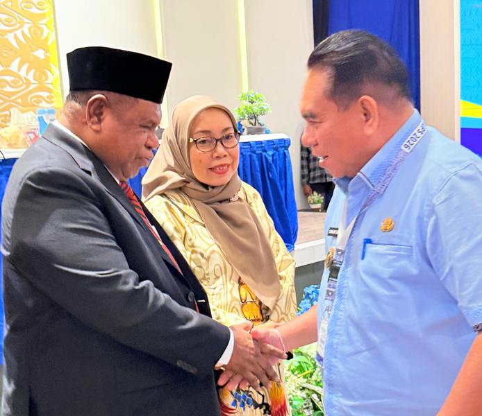 Bupati Fakfak. Samaun Dahlan beri ucapan Selamat kepada Ali Baham Temongmere atas pelantikanya sebagai Komisaris Non Independen PT BPD Papua, foto ; istimewah