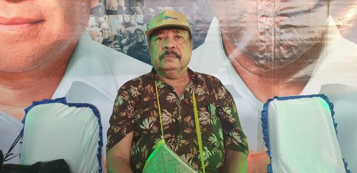 Mantan Wakil Bupati Fakfak. Said Hindom ketika hadiri Kampanye Akbar Pasangan SANTUN dalam Pilkada Fakfak 2024 kemarin di Stadion 16 November 2024. beliau hadir sebagai tokoh fakfak yang memiliki sejumlah pengalaman dalam dunia pemerintahan tentunya memberikan dukungan dan penguatan terhadap pemerintahan saat ini, SANTUN 2025-2030, foto ; rustam rettob/mataradarindonesia.com