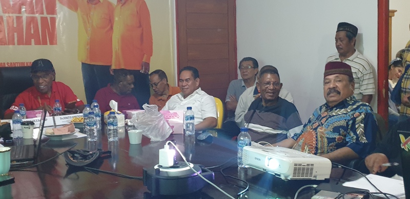 Mantan Bupati Fakfak dan Mantan Wakil Bupati Fakfak serta Mantan Sekda Fakfak (Wahidin Puarada, Said Hindom, dan Nasrun P Elake) tampak Cahrales Kambu. Eks Kadis Perdagangan (kini Stasus Bupati) ketika melihat hasil perolehan suara di media data SANTUN unggul di Pilkada Fakfak 2024 lalu. hadir juga pasangan Bupati dan Wakil Bupati Fakfak. Samaun dahlan-Donatus Nimbitkendik, foto ; rustam rettob/mataradarindonesia.com