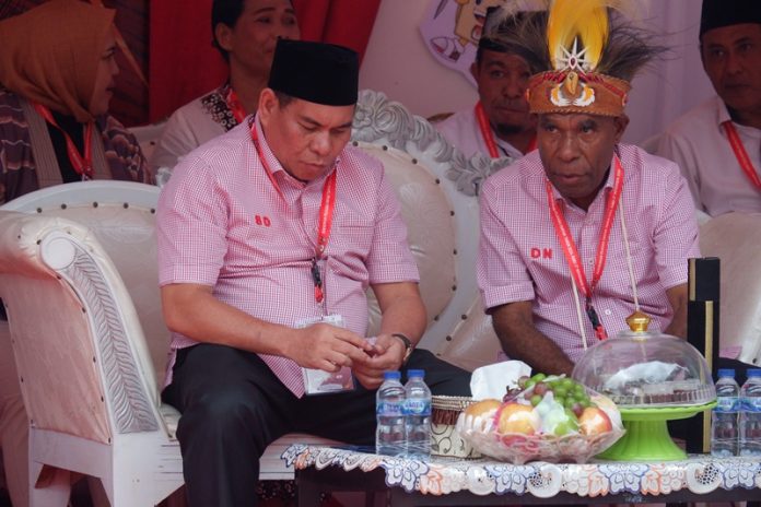Bupati dan Wakil Bupati Fakfak (Samaun - Donatus) ketika mengikuti tahapan pengambilan nomor urut pada Pilkada Fakfak 2024 kemarin, kemudian mereka telah terpilih melalui perolahan suara dan ditetapkan sebagai Bupati dan Wakil Bupati Fakfak periode 2025-2030 setelah MK menolak permohonan paslon rivalnya, foto ; rustam rettob/mataradarindonesia.com