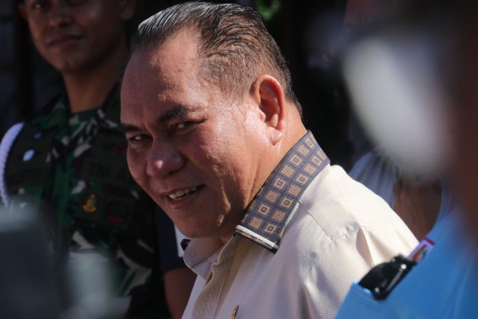 Kepada para kepala kampung, saya minta agar daftar nama penerima ditempel di kampung masing-masing, sehingga masyarakat dapat mengetahui secara terbuka siapa saja yang menerima bantuan. Hal ini penting agar tidak terjadi kesalahan atau kecurangan, misalnya bantuan yang seharusnya 4 liter minyak, tetapi yang sampai ke masyarakat hanya 1 liter, Saya juga meminta kepada aparat TNI, Polri, serta jajaran di tingkat distrik untuk ikut mengawasi proses penyaluran ini, karena jumlah bantuan cukup besar dan kita tidak ingin terjadi permasalahan di lapangan, Bupati fakfak. Samaun Dahlan, S.Sos, M.AP, foto ; rustam rettob/mataradarindonesia.com