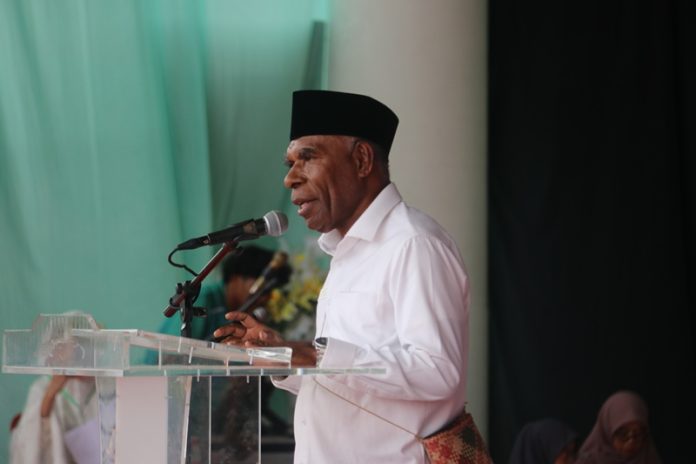 Wakil Bupati Fakfak. Donatus Nimbitkendik ketika menghadiri peringatan islam masuk tanah papua di fakfak belum lama ini, 8 Agustus 2025. beliau menyampaikan sambutan sebagai tokoh masyarakat fakfak. foto ; rustam rettob/mataradarindonesia.com