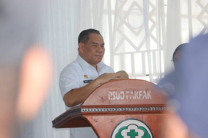 Bupati Fakfak. Samaun Dahlan ketika memberikan sambutan salah satu acara di RSUD Fakfak, foto ; rustam rettob/mataradarindonesia.com