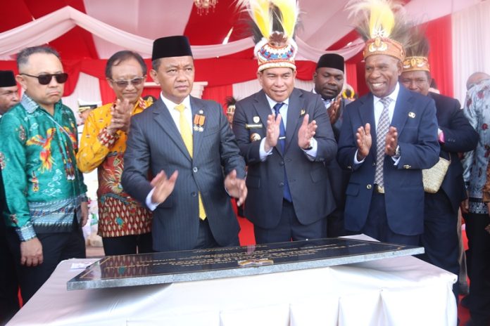 Menteri ESDM RI. Bahlil Lahadalia didampingi Bupati Fakfak. Samaun Dahlan dan Wakil Bupati Fakfak. Donatus Nimbitkendik. dimomentum peringatan HUT Ke-125 Kabupaten Fakfak (16 November 2025) kemarin bersamaan dengan penandatanganan Prasasti Status PLN Ranting Fakfak dinaikkan menjadi Cabang dihadapan ratusan bahkan ribuan Masyarakat Fakfak yang hadir, foto ; rustam rettob/mataradarindonesia.com