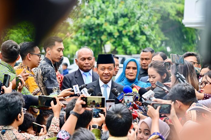 Pemerintah memastikan harga bahan bakar minyak (BBM), khususnya BBM bersubsidi, tidak naik di tengah dinamika harga energi global yang berfluktuasi. Kebijakan ini diambil sebagai bentuk komitmen pemerintah dalam menjaga daya beli masyarakat dan stabilitas ekonomi nasional. Read more: https://setkab.go.id/pemerintah-pastikan-harga-bbm-tidak-naik-jaga-daya-beli-rakyat-di-tengah-gejolak-global/