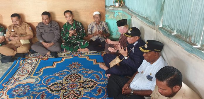 Suasana pertemuan Pemerintah Daerah Kabupaten Fakfak dengan Masyarakat Petuanan Arguni baru-baru ini di Kampung Taver - Arguni, Kabupaten Fakfak - Papua Barat. hadir dalam pertemuan ini adalah Bupati dan Wakil Bupati Fakfak. kemudian Raja Petuanan Arguni dan masyarakat setempat, foto ; rustam rettob/mataradarindonesia.com
