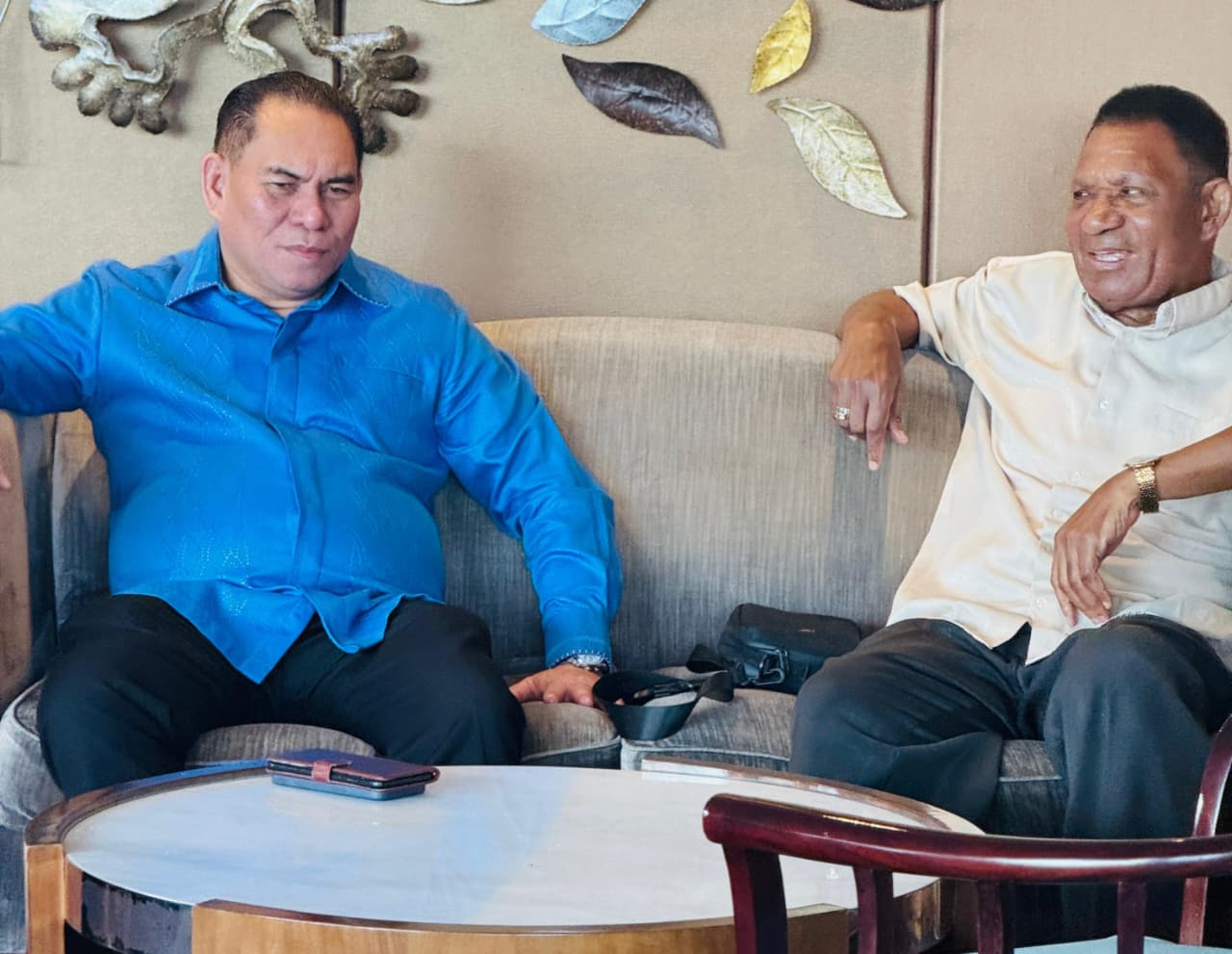 Bupati Fakfak. Samaun Dahlan dan Mantan Bupati Fakfak. Wahidin Puarada, keduanya bertemu dan bincang-bincang sola kesiapan peringatan masuknya Agama Islam di Tanah Papua. 8 Agustus 2026 besok. 