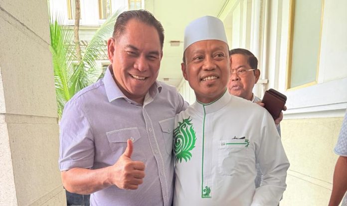 Foto bersama, Bupati Fakfak. Samaun Dahlan dengan KH Ust. Dasad Latif di jakarta setelah tekken ijab kabul hadiri peringatan islam masuk tanah papua di fakfak. 8 Agustus 2026 mendatang
