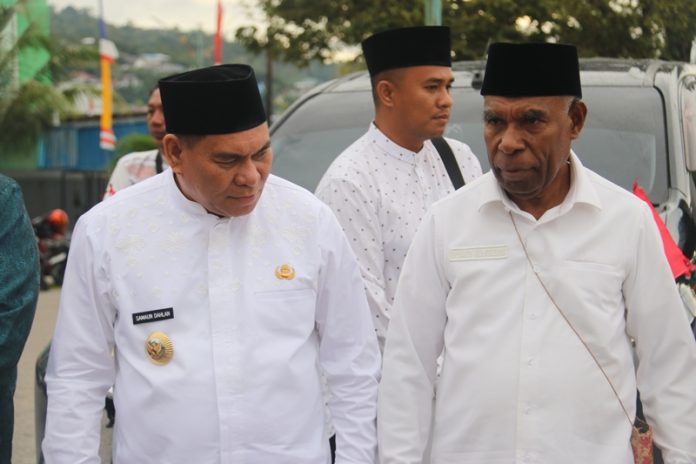 Bupati Fakfak. Samaun Dahlan dan Wakil Bupati Fakfak. Donatus Nimbitkendik, dalam acara Islam Masuk Tanah Papua 8 Agustus 2025 di Fakfak-Papua Barat belum lama ini, foto ; rustam retton/mataradarindonesia.com
