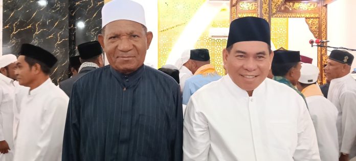 Bupati Fakfak. Samaun Dahlan dan Mantan Bupati Fakfak. Wahidin Puaradar, foto bersama usia Sholat Idul Adha 1447H/2026M di Masjid Agung Baitul Makmur Fakfak, foto;rustam rettob/mataradarindonesia.com