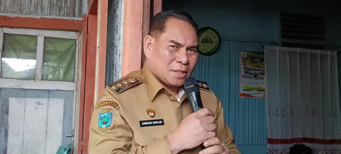 Demi kepentingan masyarakat Kabupaten Fakfak tercinta. Bupati dan Wakil Bupati berkomitmen untuk merealisasikan janji politik hadirkan Investasi di Kabupaten Fakfak. Bupati Samaun Dahlan saat memberikan sambutan pada pelaksanaan prosesi adat dan do`a syukuran pemasangan Jacket Blok UBA-UBB di Wilayah Fakfak, Senin, 13 Juli 2026 siang, foto ; rustam rettob/mataradarindonesia.com