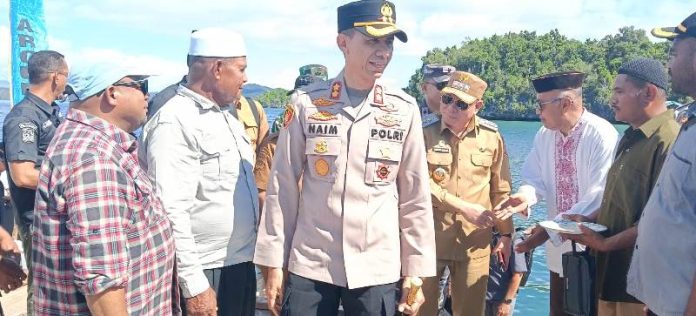 Setelah mendapat sambutan secara adat. Kapolres Fakfak. AKBP Naim Ishak bersalaman dengan masyarakat di Wilayah Petuanan Arguni, Senin, 13 Juli 2026. foto ; rustam rettob/mataradarindonesia.com,