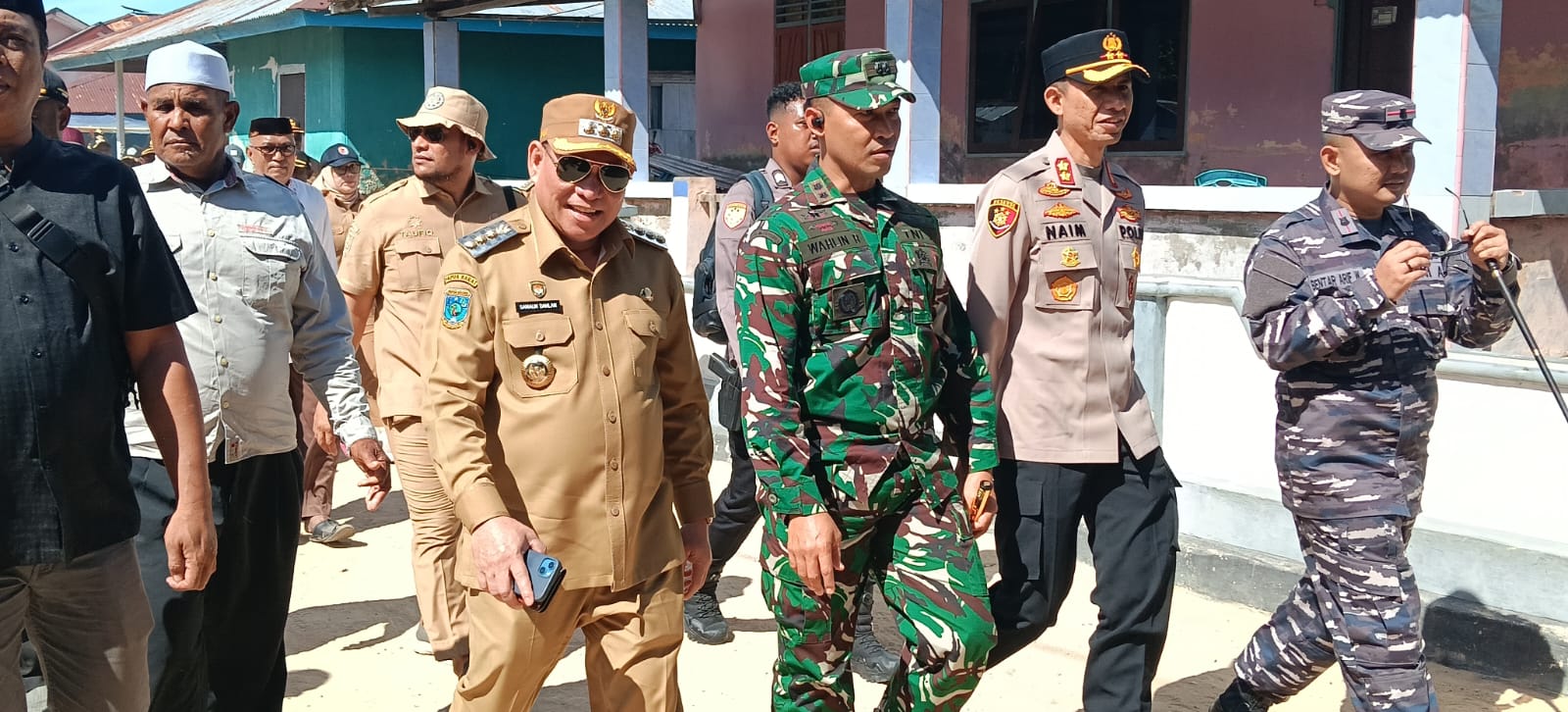Bupati Fakfak. Samaun Dahlan. Dandim 1803/Fakfak. Wahlin Rahman. Kapolres Fakfak. Naim Ishak beserta rombongan menuju kampung arguni mengikuti prosesi adat dan do`a syukuran pemasangan anjungan lepas pantai UBA-UBB Proyek Tangguh LNG UCC, Senin, 13 Juli 2026, foto ; rustam rettob/mataradarindonesia.com