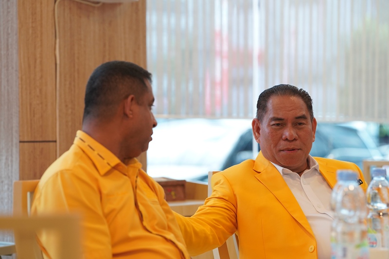 Ketua DPD dan Ketua Harian Partai Golkar Provinsi Papua Barat. Samaun Dahlan dan Yohanis Manibuy, foto ; rustam rettob/mataradarindonesia.com