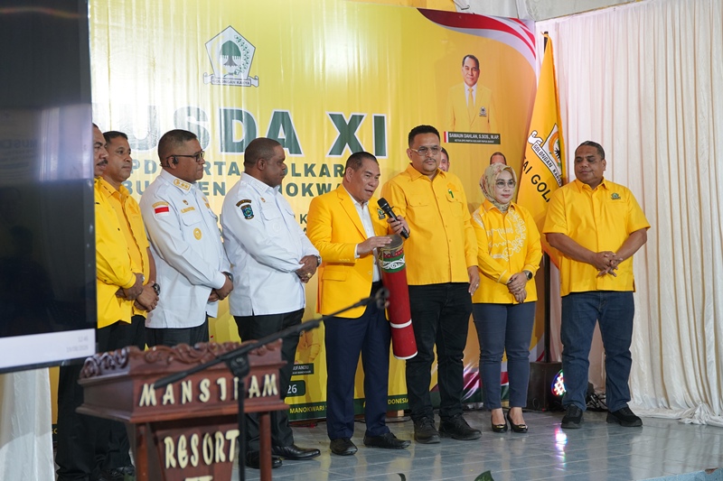 SAMAUN DAHLAN/KETUA DPD GOLKAR PAPUA BARAT :“Jangan hanya berbicara tentang kemenangan. Bangunlah kepercayaan. Jangan hanya berbicara tentang target kursi. Tunjukkan kinerja. dan Jangan hanya berbicara tentang kebesaran partai. Buktikan bahwa kehadiran Golkar benar-benar memberikan manfaat bagi masyarakat.”