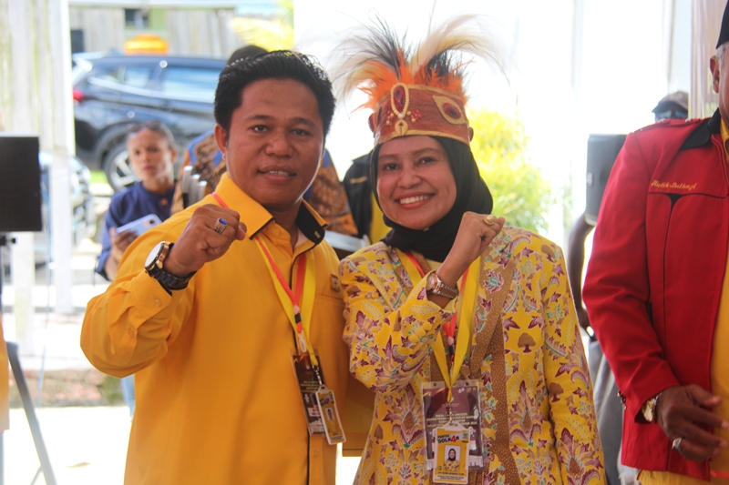 Ketua dan Sekretaris DPD Golkar Kabupaten Fakfak. Siti Rahma Hegemur dan Suryadi ketika mendaftarkan Calon Anggota Legislatif asalh Partai Golkar ke KPU belum lama ini, foto ; rustam rettob/mataradarindonesia.com