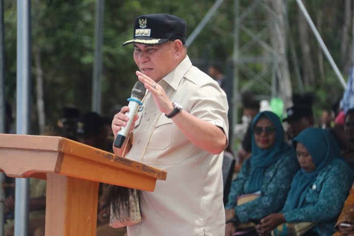 Ketua DPD Golkar Provinsi Papua Barat. Samaun Dahlan dalam satu kesempatan belum lama ini di Distrik Bomberay, foto ; rustam rettob/mataradarindonesia.com