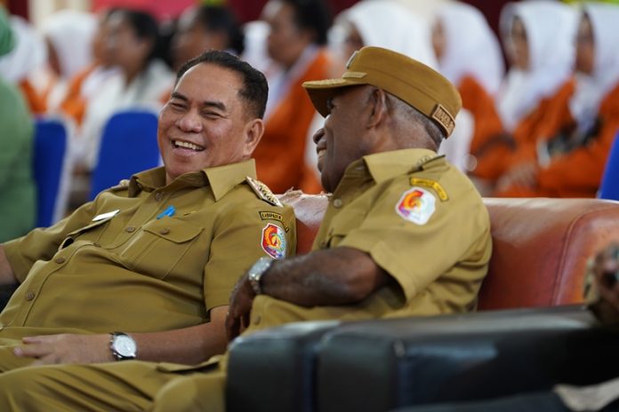Bupati dan Wakil Bupati Fakfak. Samaun Dahlan dan Donatus Nimbitkendik dalam satu momen belum lama ini di Fakfak, foto ; rustam rettob/mataradarindonesia.com