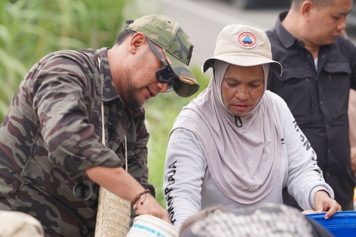 Kepala Dinas Kominfo Fakfak. M. Taufiq Safaat bersama Plt. Kepala BPBD Fakfak. Kerty Uswanas ketika dampingi Bupati Fakfak. Samaun Dahlan laksanakan distribusi air bersih ke warga sampai jangkau Distrik Fakfak Timur Tengah, Kamis, 8 Oktober 2026, foto ; rustam rettob/mataradarindonesia.com