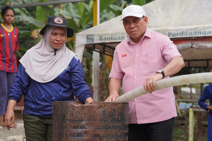 Bupati Fakfak. Samaun Dahlan didampingi Plt Kepala BPBD Fakfak Kerry Uswanas saat melakukan pendistribusian air bersih kepada warga beberapa waktu kemarin, foto rustam rettob/mataradarindonesia.com